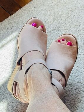 Kenneth Cole Gentle Souls All Leather 3” Wedge Sandals Size 8M Comfort Plus!